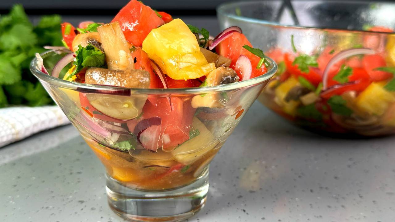 Вкусный и быстрый салат всего из 3х основных продуктов, ну и конечно, заправка. Хочется его назвать смотреть онлайн