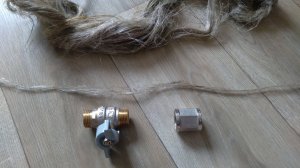 Показываю как уплотнять резьбовые соединения сантехническим льном