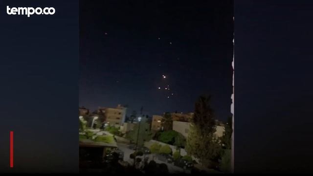 Yordania Tembak Jatuh Rudal Iran yang Menuju Israel lantaran Membahayakan Warga смотреть онлайн