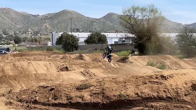 Une matinée au SX de Lake Elsinore avec Anthony Bourdon! смотреть онлайн