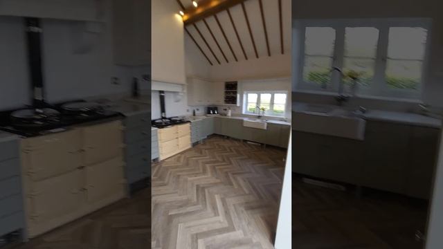 @KarndeanFloors Knight Tile SM-KP99 Lime Washed Oak Parquet fitted in a herringbone pattern. смотреть онлайн