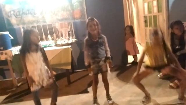 Estas niñas bailan me смотреть онлайн