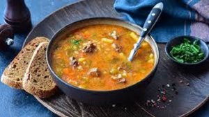 РАССОЛЬНИК С ПЕРЛОВКОЙ И СОЛЕНЫМИ ОГУРЦАМИ.