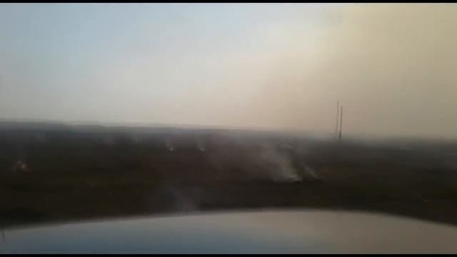 Фермер поджигает траву в крайне пожароопасный период