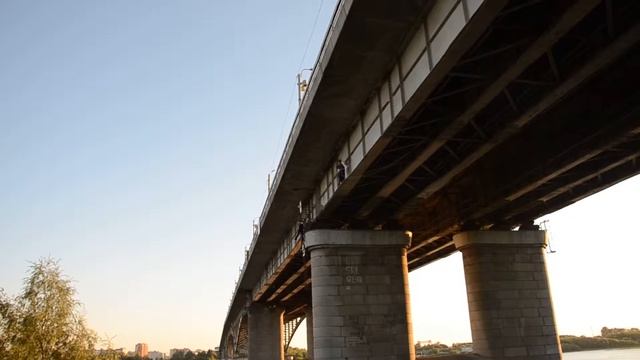 прыжок в четвером с моста смотреть онлайн