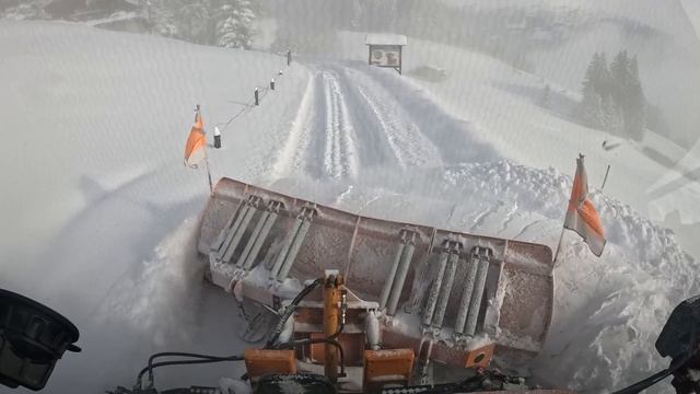 МЕТРОВЫЙ СНЕГ! Чистит ДОРОГУ! смотреть онлайн
