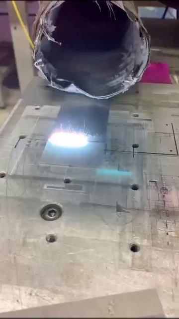 Гауссовский луч - импульсный лазер мощностью 200 Вт для очистки алюминия смотреть онлайн