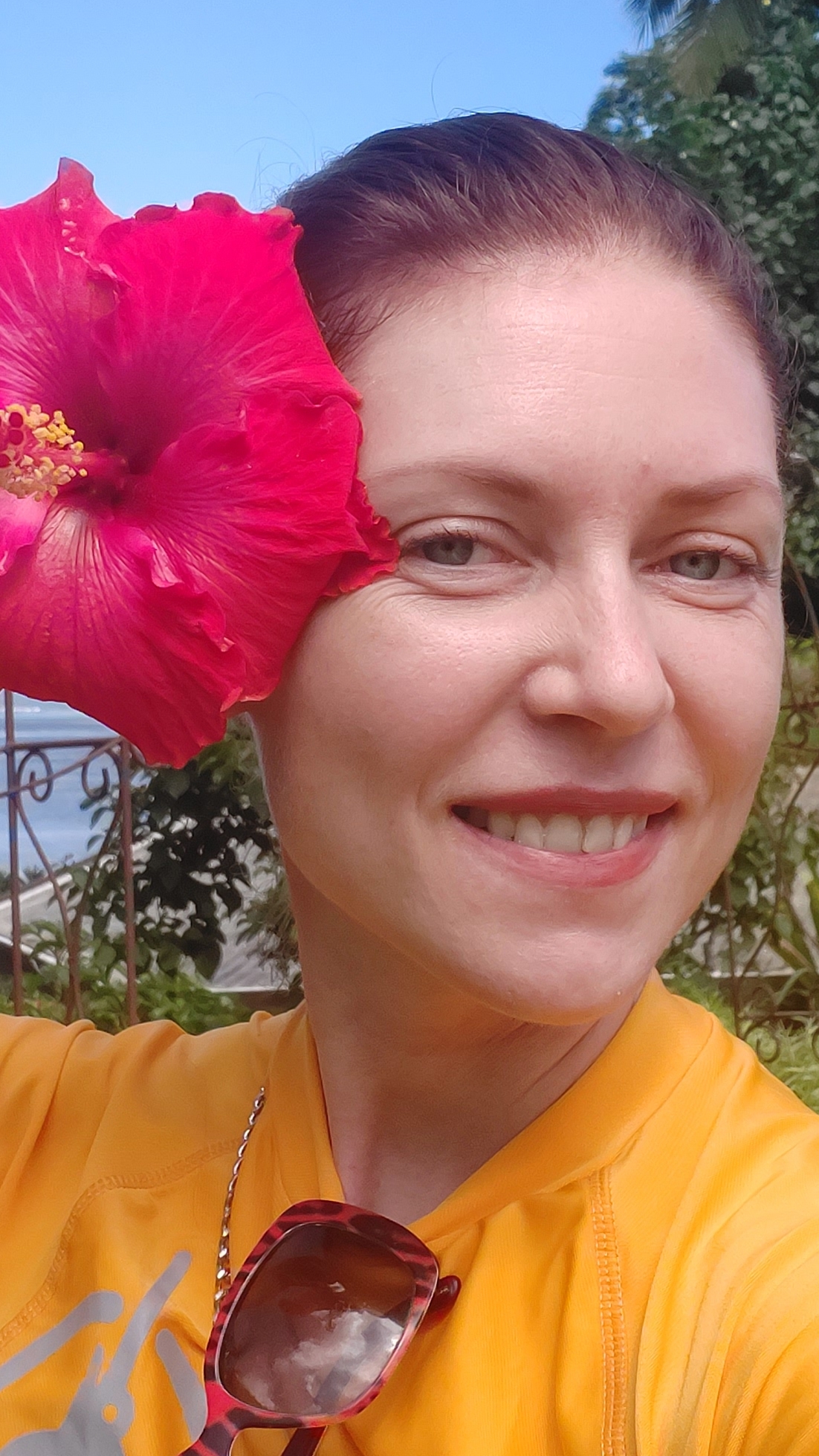 Зачем цветок за ухом?