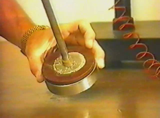 Физика. Опыты. Электричество и магнетизм. Постоянный электрический ток. Пьезо ЭДС смотреть онлайн