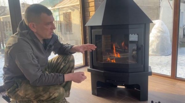 Камин МЮНХЕН КОМПАКТ ECOKAMIN на веранде загородного дома.