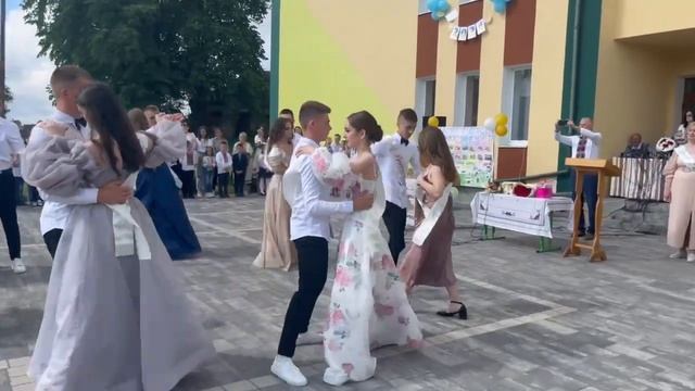 Шкільний вальс випускників 2024 року Милятичівського ліцею Солонківської сільської ради смотреть онлайн