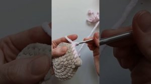 Видео 2. Хвостик, присоединение лапки и вязание за заднюю стенку