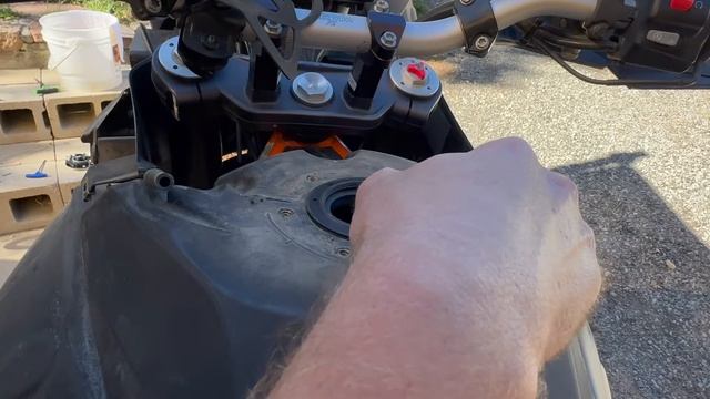 KTM 1190 Adventure R Gas Tank Fuel Pressure Build Up Fix смотреть онлайн