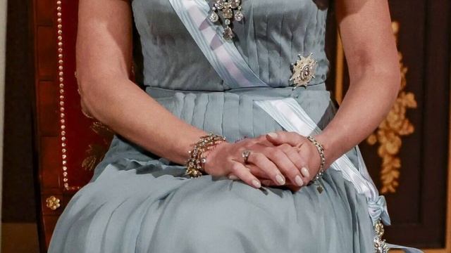 Cena de Gala de los Reyes de España y Holanda con desfile de tiaras. смотреть онлайн