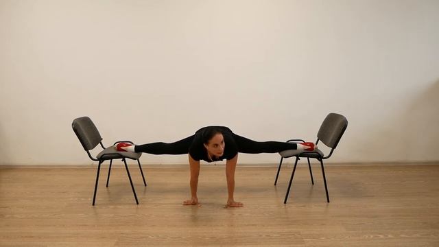 Поперечный шпагат с двух стульев смотреть онлайн