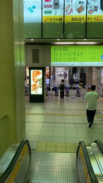 エスカレーター乗る時は立ち止まって手摺を持ちましょう💦 смотреть онлайн