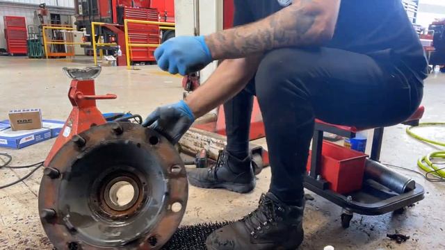 Day in there life of a HGV Mechanic- DAF CF85 Euro 6- discs and pads, Fiesta parts problems! смотреть онлайн