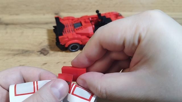 Приклеиваю наклейки на Ferrari F4T LM из конструктора Mould King смотреть онлайн