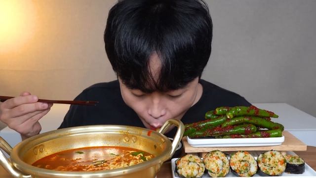 아내표 집밥🔥🔥 땡초열라면 지옥 땡초김치 땡초김밥 요리 먹방 FIRE RAMEN & CHILI KIMCHI & CHILI GIMBAP ASMR MUKBANG EATING SHOW смотреть онлайн