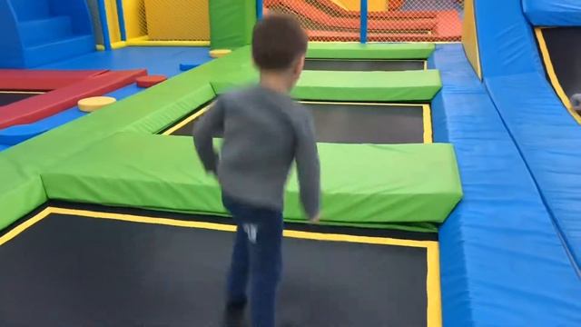 Коля и Вова в детском игровом центре. смотреть онлайн