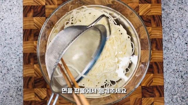 국수를 좋아하는 사람들이 먹는 간장계란면, 면 좋아하는 사람은 이렇게 만들어서 먹습니다. Soy Sauce Egg Noodles смотреть онлайн