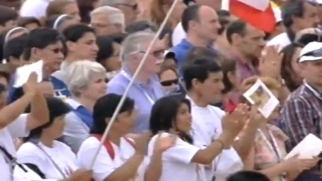 Il Papa a Milano. "500mila euro da Benedetto XVI per i terremotati". L'annuncio di Mons. De Scalzi смотреть онлайн