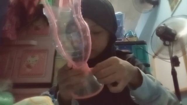 Nadilah Khoufi Zahra VI B — Membuat Vas Bunga dari Bahan bahan Bekas смотреть онлайн