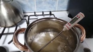 Делаем вместе крем белково заварной. Из этого крема любые цветы можно делать.