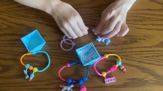 Распаковка Lil’ SNAPS collectors guide /Браслетики на руку из сюрприз Box смотреть онлайн