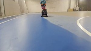 Спортзал блестит после работы поломоечной машины.