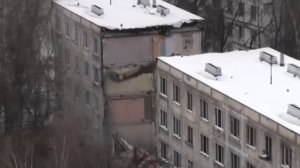 Снос пяти этажки эксковатором в Москве Demolition
