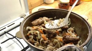 Рагу со свиными рёбрышками, луком, картошкой, морковью и т.д.