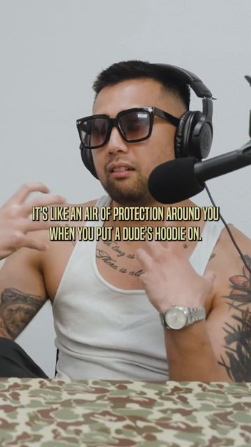 Why women take men’s hoodies 😂 #podcast #dating смотреть онлайн