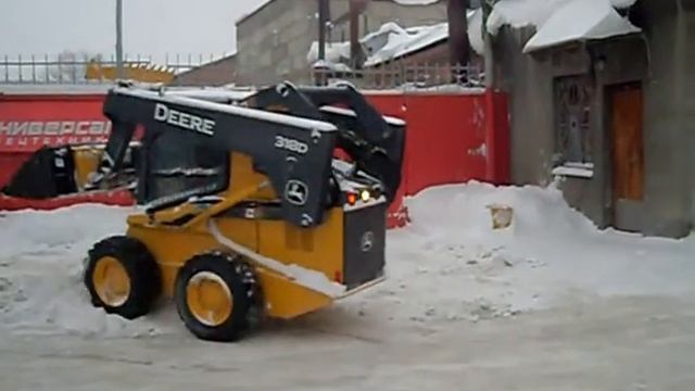 Минипогрузчик John Deere 318D уборка снега 2012 год смотреть онлайн