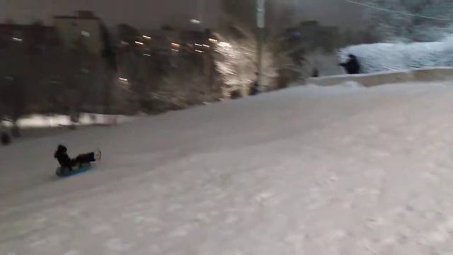 Детки катаются с горки у дворца Пионеров. Выходные в Саратове. 9. 01. 2021 года. смотреть онлайн
