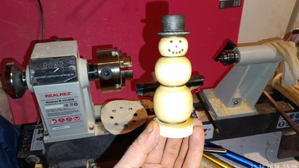 залипательное точение на токарном станке REALREZ R-1218VD резцами из карбида- вольфрама. учусь сам