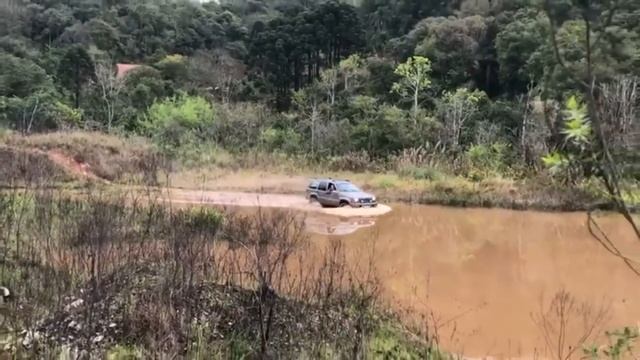 Cherokee MWM 2.8 na Trilha da Cachoeirra Gemeas em Campo Magro - Pr смотреть онлайн