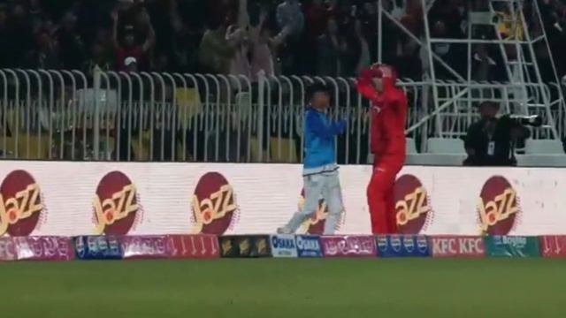 SWEETEST Moment in Cricket 😍| Collin Munro Hugging Ball Boy after Catch PSL 2024 Cricket News Facts смотреть онлайн