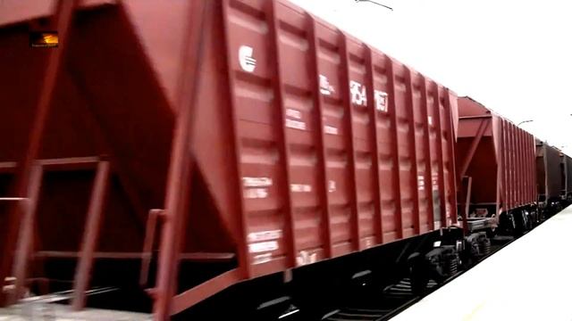 Электровоз ВЛ80Т-1373 с грузовым поездом смотреть онлайн