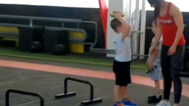 моя тренировка с детским тренером в спорт-клубе ЕВРОПА я в детском зале мама во взрослом зале смотреть онлайн