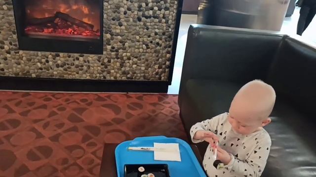 Малыш повел маму в кафе. Гуляем по Вегасу и кушаем вкусняшки смотреть онлайн