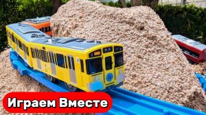 Поезда мультики ! Игрушечный поезд покоряет песчаную гору ! Японские игрушечные скоростные поезда