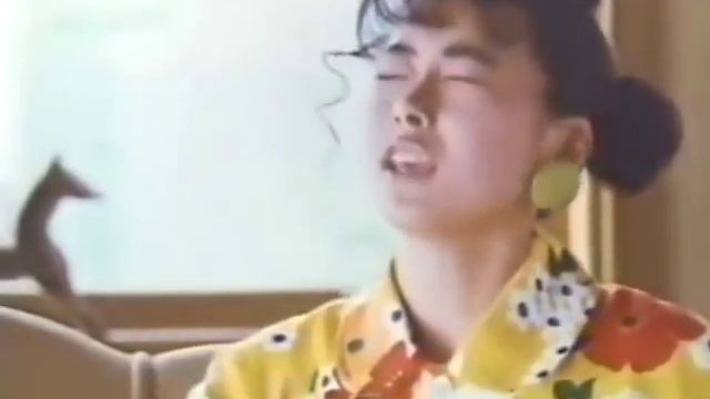 Lotte Almond Ball Chocolates Commercial featuring a young Miho Nakayama (1988) смотреть онлайн
