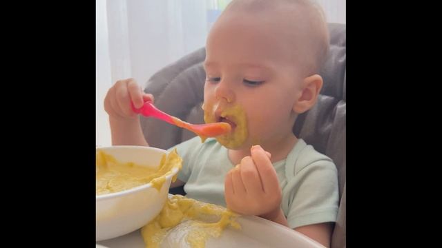 Диана пробует сама кушать, натур продукт перетертый кабачок, капуста, картошка ))) смотреть онлайн