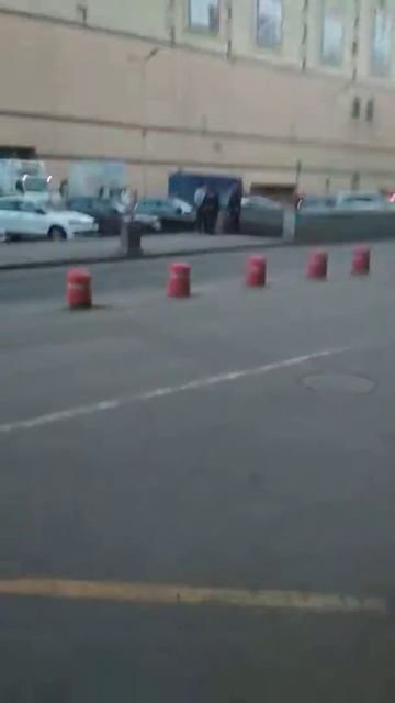 Таксисты. Запрет въезда лицензированному такси на первую линии парковки Курского вокзала. Часть 2. смотреть онлайн