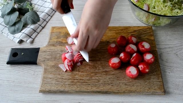САЛАТ з молодої капусти і редиски / Найсмачніший весняний салат смотреть онлайн