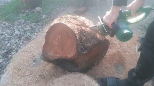 Распилить пень электрической цепной пилой