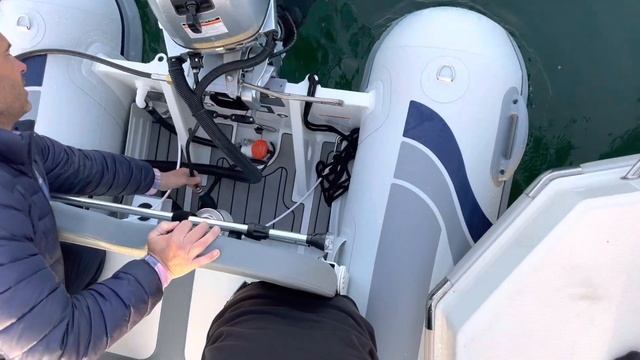 Vent and open fuel tank and squeeze the ball before turning on the motor. смотреть онлайн