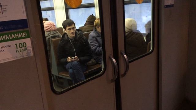 Уродливый дрищ в пригородной электричке смотреть онлайн