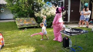 В гостях у Маши Лунтик запускает волшебные пузыри (Magic babbles)